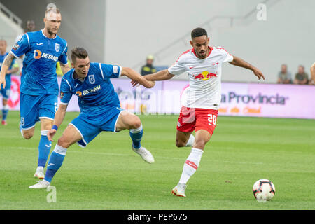 Craiova, Rumänien. 16 Aug, 2018. Fußball, Europa League, Qualifikation, Runde 3, Rückflug CS Universitatea Craiova vs RB Leipzig Ion-Oblemenco Stadion. Von Craiova Alexandru Mateiu (C) in Aktion gegen die Leipziger Matheus Cunha (R). Foto: Catalin Soare/dpa Quelle: dpa Picture alliance/Alamy Leben Nachrichten Quelle: dpa Picture alliance/Alamy leben Nachrichten Stockfoto