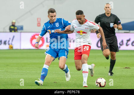 Craiova, Rumänien. 16 Aug, 2018. Fußball, Europa League, Qualifikation, Runde 3, Rückflug CS Universitatea Craiova vs RB Leipzig Ion-Oblemenco Stadion. Von Craiova Alexandru Mateiu (L) in Aktion gegen die Leipziger Matheus Cunha. Foto: Catalin Soare/dpa Quelle: dpa Picture alliance/Alamy Leben Nachrichten Quelle: dpa Picture alliance/Alamy leben Nachrichten Stockfoto