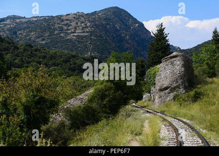 Kalavryta, Griechenland. 14 Aug, 2018. Ein Blick auf die Schlucht Vouraikos während der zahnradbahn Reise von Kiakofto zu Kalavryta durch Vouraikos Schlucht. der Zahnradbahn wurde 1895 gebaut und ist eines der ehrgeizigsten Projekte der Zeiten. Es ist eine der schmalsten Eisenbahnen in der Welt, mit einer Breite von 75 cm und es ist das Gebirgigste Bahnlinie in Griechenland. Zusammen mit dem Schienen es gibt einen Weg, der zuvor von Anwohnern genutzt wurde, heute die gleiche Spur ist als der europäische Weg E4 von griechischen und ausländischen Wanderer verwendet markiert. (Bild: © Omar Marques/SOPA Bilder über ZUM Stockfoto