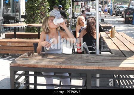 Kalifornien, USA. 16. August 2018. Schauspielerin AnnaLynne McCord verlassen ein Starbucks in West Hollywood, während Ihr Liebling diese Bar rettet Leben" Snackbar genießen. Credit: Faye Sadou/MediaPunch Credit: MediaPunch Inc/Alamy leben Nachrichten Stockfoto