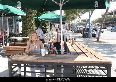 Kalifornien, USA. 16. August 2018. Schauspielerin AnnaLynne McCord verlassen ein Starbucks in West Hollywood, während Ihr Liebling diese Bar rettet Leben" Snackbar genießen. Credit: Faye Sadou/MediaPunch Credit: MediaPunch Inc/Alamy leben Nachrichten Stockfoto