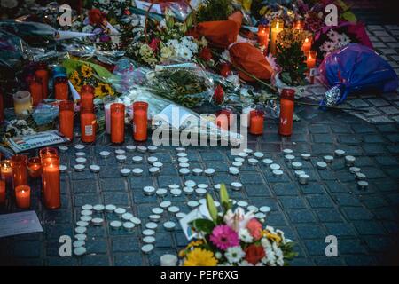 Barcelona, Spanien. 16. August 2018: "Islam ist Frieden" können Sie an einem provisorischen Denkmal in Las Ramblas am Vorabend des einjährigen Bestehens am Punkt eines dschihadistischen Terror Angriff, der 15 Menschen getötet und verletzt mehr als 100 Credit: Matthias Oesterle/Alamy Leben Nachrichten zu lesen. Stockfoto