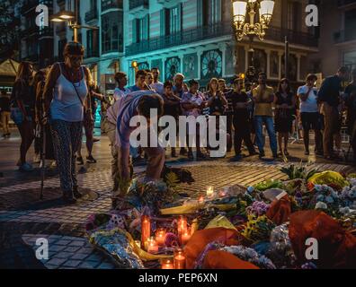 Barcelona, Spanien. 16. August 2018: Ein trauernder Orte Blumen an einem provisorischen Denkmal in Las Ramblas am Vorabend des einjährigen Bestehens der dschihadistischen Terror Angriff, der 15 Menschen getötet und verletzt mehr als 100 Credit: Matthias Oesterle/Alamy leben Nachrichten Stockfoto