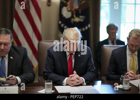 Washington, District of Columbia, USA. 16 Aug, 2018. Präsidenten der Vereinigten Staaten Donald J. Trumpf, Mitte, betet in einer Kabinettssitzung im Schaltschrank des Weißen Hauses am August 16, 2018 in Washington, DC. Neben Präsident Trump, US-Außenministerin Mike Pompeo, Links, und der Stellvertretende US-Verteidigungsminister Patrick M. Shanahan, rechts. Credit: Oliver Contreras/Pool über CNP Credit: Oliver Contreras/CNP/ZUMA Draht/Alamy leben Nachrichten Stockfoto