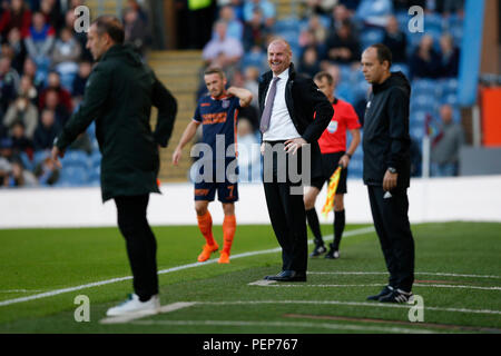 Burnley, Großbritannien. 16. August 2018. Burnley Manager Sean Dyche lacht während der UEFA Europa League dritte Qualifying Runde zweite Bein Übereinstimmung zwischen Burnley und Istanbul Basaksehir in Turf Moor auf August in Burnley, England 16 2018. (Foto von Daniel Chesterton/phcimages.com) Credit: PHC Images/Alamy leben Nachrichten Stockfoto