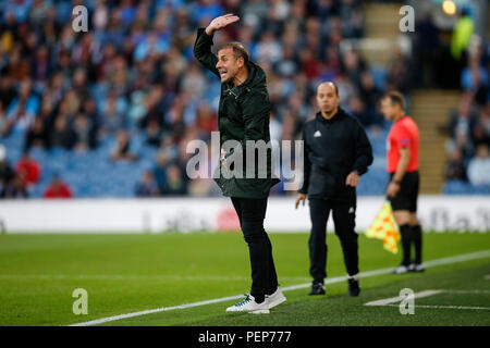 Burnley, Großbritannien. 16. August 2018. Istanbul Basaksehir Manager Abdullah Avci während der UEFA Europa League dritte Qualifying Runde zweite Bein Übereinstimmung zwischen Burnley und Istanbul Basaksehir in Turf Moor am 16. August 2018 in Burnley, England. (Foto von Daniel Chesterton/phcimages.com) Credit: PHC Images/Alamy leben Nachrichten Stockfoto