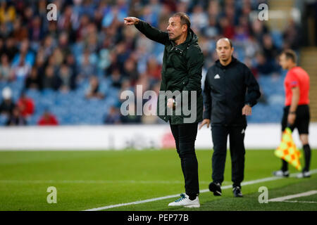 Burnley, Großbritannien. 16. August 2018. Istanbul Basaksehir Manager Abdullah Avci während der UEFA Europa League dritte Qualifying Runde zweite Bein Übereinstimmung zwischen Burnley und Istanbul Basaksehir in Turf Moor am 16. August 2018 in Burnley, England. (Foto von Daniel Chesterton/phcimages.com) Credit: PHC Images/Alamy leben Nachrichten Stockfoto