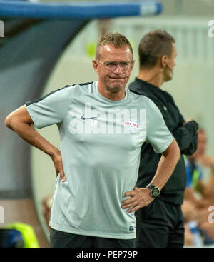 Craiova, Rumänien. 16 Aug, 2018. Fußball: Europa League, Qualifikation, Runde 3, Rückflug CS Universitatea Craiova-RB Leipzig Ion-Oblemenco Stadion. Leipzig Trainer Ralf Rangnick folgt das Spiel. Credit: Catalin Soare/dpa Quelle: dpa Picture alliance/Alamy Live News/dpa/Alamy leben Nachrichten Stockfoto