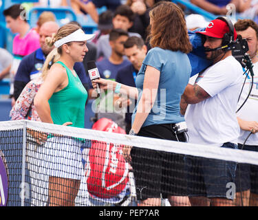 Ohio, USA. August 16, 2018: Die Presse interviews Simona Halep (ROU) auf ihren Sieg über Aijla Tomljanovic (AUS) Am westlichen Süden öffnen, Mason, Ohio, USA. Brent Clark/Alamy leben Nachrichten Stockfoto