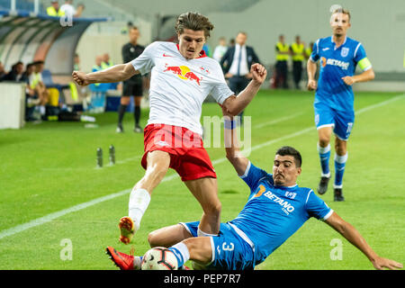 Craiova, Rumänien. 16 Aug, 2018. Fußball: Europa League, Qualifikation, Runde 3, Rückflug CS Universitatea Craiova-RB Leipzig Ion-Oblemenco Stadion. Von Craiova Marius Briceag (r) gegen Leipzig Marcel Sabitzer. Credit: Catalin Soare/dpa/Alamy leben Nachrichten Stockfoto