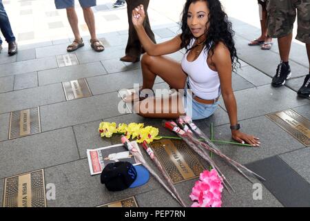 New York City, New York, USA. 16 Aug, 2018. Die Fans zahlen ihren Respekt für den verstorbenen Sänger Aretha Franklin, 76, im Apollo Theater in New York City. Der legendäre Sänger als Königin der Seele bekannt, starb sie an Detroit, Michigan home von bauchspeicheldrüsenkrebs am 16 August, 2018. Credit: G. Ronald Lopez/ZUMA Draht/Alamy leben Nachrichten Stockfoto