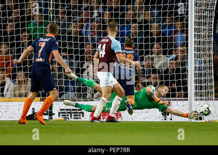 Joe Hart von Burnley macht in den letzten Momente der UEFA Europa League dritte Qualifying Runde zweite Bein Übereinstimmung zwischen Burnley und Istanbul Basaksehir in Turf Moor auf August in Burnley, England 16 2018. (Foto von Daniel Chesterton/phcimages.com) Stockfoto