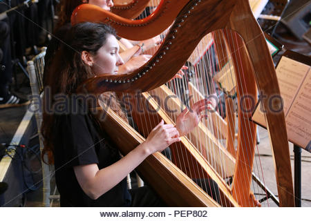 Drogheda, Irland. 16. Aug 2018. Ein Harfenspieler führt auf dem fleadh Cheoil in Galway, Irland. Credit: Clearpix/Alamy leben Nachrichten Stockfoto