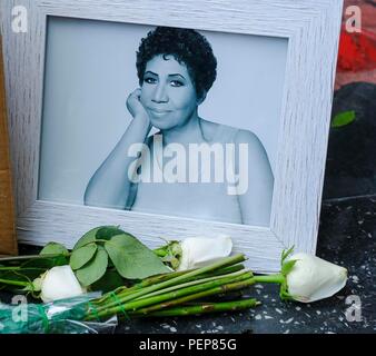 Los Angeles, USA. 16 Aug, 2018. Blumen sind auf Aretha Franklin's Star in Hollywood, Walk of Fame in Los Angeles, USA, am 12.08.16., 2018. Us-kulturelle Ikone Aretha Franklin starb am Donnerstag an ihrem Haus in Detroit, Michigan, im Alter von 76 Jahren nach einer Schlacht mit Bauchspeicheldrüsenkrebs. Credit: Zhao Hanrong/Xinhua/Alamy leben Nachrichten Stockfoto