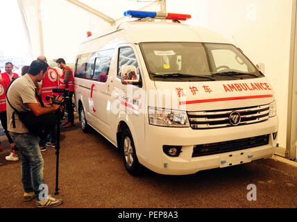 Damaskus, Syrien. 16 Aug, 2018. Ein Krankenwagen gespendet durch das chinesische Rote Kreuz (Rcsc) befindet sich an der Spende Zeremonie in Damaskus, Syrien gesehen, am 12.08.16., 2018. Das chinesische Rote Kreuz (Rcsc) am Donnerstag gespendet mobile Kliniken und Ambulanzen der Syrischen Arabischen Roten Halbmond (sarc). Die Spende, die beiden Bus - gedreht mobile Kliniken und zwei Krankenwagen enthalten ist, wurde im Rahmen einer Feierstunde in der syrischen Hauptstadt Damaskus. Credit: Ammar Safarjalani/Xinhua/Alamy leben Nachrichten Stockfoto