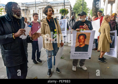 London, Großbritannien. 16. August 2018. Die Demonstranten halten eine Mahnwache außerhalb des Südafrikanischen hohe Kommission in Trafalgar Square auf der 6. Jahrestag des Massakers bei 34 streikende Bergarbeiter von Südafrikanischen Polizei bei lonmins Platin Marikana mine erschossen wurden. Nach Reden über die Veranstaltung, die Namen der 34 Opfer wurden gelesen und große Fotos von Ihnen, die auf den vor der Botschaft zusammen mit flowere. Obwohl Beweise gegen die Polizei klar war, 19 Streikenden wurden mit Mord und andere für andere Straftaten inhaftiert geändert. Credit: Peter Marschall/Alamy leben Nachrichten Stockfoto