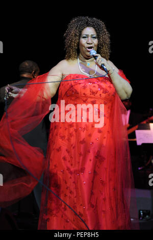 Datei: 16. Aug 2018. Aretha Franklin | stirbt im Alter von 76. Foto: Hollywood, FL - 16. März: Aretha Franklin führt im Hard Rock Live im Seminole Hard Rock Hotel und Kasino am 16. März 2010 in Hollywood, Florida Personen statt: Aretha Franklin Credit: Stürme Media Group/Alamy leben Nachrichten Stockfoto