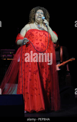 Datei: 16. Aug 2018. Aretha Franklin | stirbt im Alter von 76. Foto: Hollywood, FL - 16. März: Aretha Franklin führt im Hard Rock Live im Seminole Hard Rock Hotel und Kasino am 16. März 2010 in Hollywood, Florida Personen statt: Aretha Franklin Credit: Stürme Media Group/Alamy leben Nachrichten Stockfoto