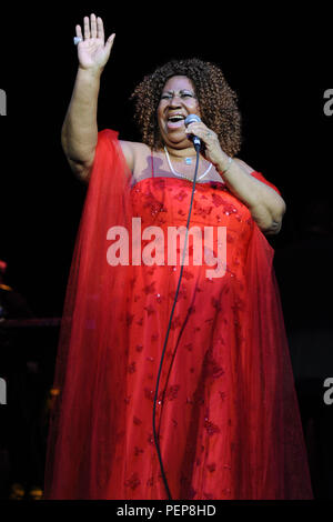Datei: 16. Aug 2018. Aretha Franklin | stirbt im Alter von 76. Foto: Hollywood, FL - 16. März: Aretha Franklin führt im Hard Rock Live im Seminole Hard Rock Hotel und Kasino am 16. März 2010 in Hollywood, Florida Personen statt: Aretha Franklin Credit: Stürme Media Group/Alamy leben Nachrichten Stockfoto