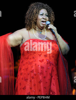 Datei: 16. Aug 2018. Aretha Franklin | stirbt im Alter von 76. Foto: Hollywood, FL - 16. März: Aretha Franklin führt im Hard Rock Live im Seminole Hard Rock Hotel und Kasino am 16. März 2010 in Hollywood, Florida Personen statt: Aretha Franklin Credit: Stürme Media Group/Alamy leben Nachrichten Stockfoto