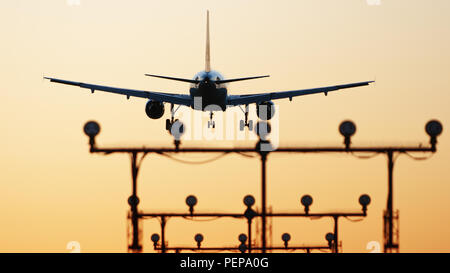 Richmond, British Columbia, Kanada. 11 Sep, 2013. Eine zweistrahlige Jet Airliner landet bei Sonnenuntergang, Vancouver International Airport. Credit: bayne Stanley/ZUMA Draht/Alamy leben Nachrichten Stockfoto