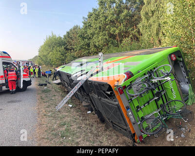 Linstow, Deutschland. 17 Aug, 2018. 17.08.2018, Mecklenburg-Vorpommern, Linstow: eine Flixbus ist auf der A19 Rostock-Berlin im Graben. Nach Angaben der Polizei war der Bus kam von der Straße auf der rechten Seite und fiel in den Graben aus unbekannten Gründen. Er kippte auf die Seite. Zahlreiche Menschen wurden verletzt. Credit:-/NonstopNews/dpa/Alamy leben Nachrichten Stockfoto