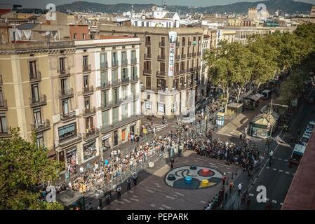 Barcelona, Spanien. 17 August, 2018: Die Miro Mosaik in der Nähe der Ramblas von Barcelona, Punkt eines dschihadistischen Terror Angriff, der 16 Menschen getötet und verletzt mehr als 100, ist für conmemoration mit Verwandten am Jahrestag des Angriffs Kredit vorbereitet: Matthias Oesterle/Alamy leben Nachrichten Stockfoto