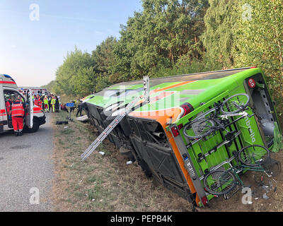 Linstow, Deutschland. 17 Aug, 2018. 17.08.2018, Mecklenburg-Vorpommern, Linstow: eine Flixbus ist auf der A19 Rostock-Berlin im Graben. Nach Angaben der Polizei war der Bus kam von der Straße auf der rechten Seite und fiel in den Graben aus unbekannten Gründen. Er kippte auf die Seite. Zahlreiche Menschen wurden verletzt. Credit:-/NonstopNews/dpa/Alamy leben Nachrichten Stockfoto