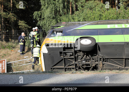 Linstow, Deutschland. 17 Aug, 2018. Eine lange Strecke mit dem Bus in den Graben der Autobahn A19 Rostock-Berlin. Nach Angaben der Polizei wurde der Flixbus ging von der Straße auf der rechten Seite und fiel in den Graben aus unbekannten Gründen. Es kippte auf die Seite. Zahlreiche Menschen wurden verletzt. Quelle: Bernd Wüstneck/dpa-Zentralbild/dpa/Alamy leben Nachrichten Stockfoto