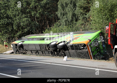 Linstow, Deutschland. 17 Aug, 2018. Eine Flixbus ist in den Graben, der die Autobahn A19 Rostock-Berlin entfernt. Nach Angaben der Polizei wurde der Flixbus ging von der Straße auf der rechten Seite und fiel in den Graben aus unbekannten Gründen. Es kippte auf die Seite. Zahlreiche Menschen wurden verletzt. Quelle: Bernd Wüstneck/dpa-Zentralbild/dpa/Alamy leben Nachrichten Stockfoto