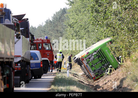 Linstow, Deutschland. 17 Aug, 2018. Löschfahrzeuge stehen neben einem Flixbus, die in den Graben der Autobahn A19 Rostock-Berlin. Nach Angaben der Polizei wurde der Flixbus ging von der Straße auf der rechten Seite und fiel in den Graben aus unbekannten Gründen. Es kippte auf die Seite. Zahlreiche Menschen wurden verletzt. Quelle: Bernd Wüstneck/dpa-Zentralbild/dpa/Alamy leben Nachrichten Stockfoto