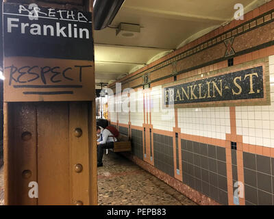 New York, USA. 16 Aug, 2018. "Aretha" steht über ein Schild in der Nähe der U-Bahn Station 'Franklin Street'. New York Fans von Aretha Franklin haben eine ganz besondere Mitbringsel für den späten Seele Sänger erstellt. Sie die U-Bahn Station 'Franklin Street' im Süden von Manhattan dekoriert mit Stifte und Sticker in Erinnerung an den Sänger. Die Station ist eigentlich nach Benjamin Franklin, einer der Gründerväter der USA genannt. Der Musiker Aretha Franklin von Bauchspeicheldrüsenkrebs im Alter von 76 Jahren am Donnerstag gestorben. Credit: Christina Horsten/dpa/Alamy leben Nachrichten Stockfoto