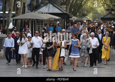 Barcelona, Katalonien, Spanien. 17 Aug, 2018. August 17, 2018 - Barcelona, Spanien - Tribut Terroranschlag von Barcelona; Familie der Opfer während der Ehrung. Quelle: Eric Alonso/ZUMA Draht/Alamy leben Nachrichten Stockfoto