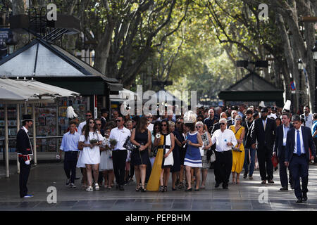 Barcelona, Katalonien, Spanien. 17 Aug, 2018. August 17, 2018 - Barcelona, Spanien - Tribut Terroranschlag von Barcelona; Familie der Opfer während der Ehrung. Quelle: Eric Alonso/ZUMA Draht/Alamy leben Nachrichten Stockfoto