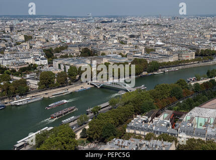 Paris, Frankreich. 16 Aug, 2018. Das Foto vom Eiffelturm zeigt den Fluss Seine fließenden unter der Brücke Passerelle Debilly (C). Credit: Silas Stein/dpa/Alamy leben Nachrichten Stockfoto