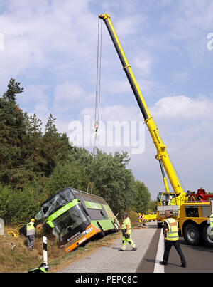 Linstow, Deutschland. 17 Aug, 2018. Der Bus, der in einen Graben auf der Autobahn A19 in Rostock-Berlin abgestürzt ist mit einem Kran geborgen. Aus unbekannten Gründen, die Flixbus ging weg von der Straße nach rechts und umgekippt in einem Graben. Zahlreiche Menschen wurden verletzt. Quelle: Bernd Wüstneck/dpa-Zentralbild/dpa/Alamy leben Nachrichten Stockfoto