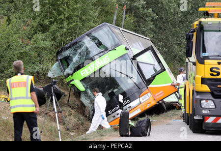 Linstow, Deutschland. 17 Aug, 2018. Der Bus, der in einen Graben auf der Autobahn A19 in Rostock-Berlin abgestürzt ist gerettet mit einem Kran. Aus unbekannten Gründen, die Flixbus ging weg von der Straße nach rechts und umgekippt in einem Graben. Zahlreiche Menschen wurden verletzt. Quelle: Bernd Wüstneck/dpa-Zentralbild/dpa/Alamy leben Nachrichten Stockfoto