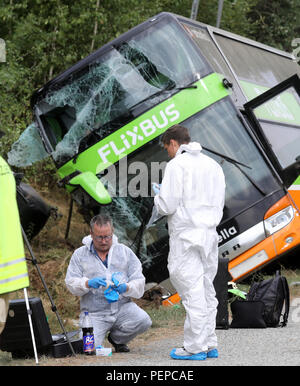 Linstow, Deutschland. 17 Aug, 2018. Forensik Spezialisten untersuchen im Fernverkehr Bus, der in einem Graben von der Autobahn ist ein 19 Rostock-Berlin. Aus unbekannten Gründen, die Flixbus ging weg von der Straße nach rechts und umgekippt in einem Graben. Zahlreiche Menschen wurden verletzt. Quelle: Bernd Wüstneck/dpa-Zentralbild/dpa/Alamy leben Nachrichten Stockfoto