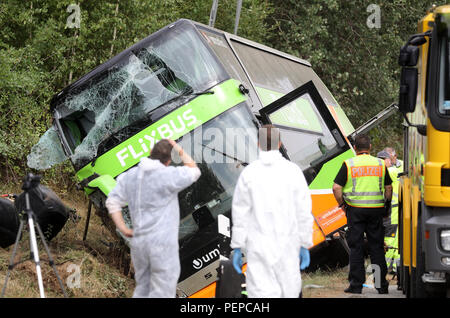 Linstow, Deutschland. 17 Aug, 2018. Forensik Spezialisten untersuchen im Fernverkehr Bus, der in einem Graben von der Autobahn ist ein 19 Rostock-Berlin. Aus unbekannten Gründen, die Flixbus ging weg von der Straße nach rechts und umgekippt in einem Graben. Zahlreiche Menschen wurden verletzt. Quelle: Bernd Wüstneck/dpa-Zentralbild/dpa/Alamy leben Nachrichten Stockfoto