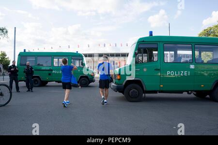 Berlin, Deutschland. 11 Aug, 2018. Die Polizei schloss mit Autos die Straße zu den Olympischen Stadion, Stadion, auf 11.08.2018 Europäische Leichtathletik WM in Berlin 2018/Deutschland vom 06.08. - 12.08.2018. | Verwendung der weltweiten Kredit: dpa/Alamy leben Nachrichten Stockfoto