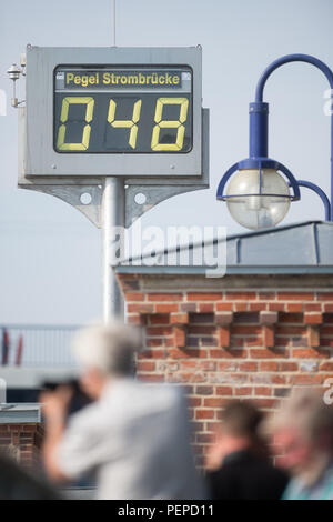 Magdeburg, Deutschland. 17 Aug, 2018. Die Strombruecke Messgerät misst 48 Zentimeter. Diese niedrige wurde zum ersten Mal am 22. Juli 1934 gemessen und nie unter es seitdem zurückgegangen. Credit: Klaus-Dietmar Gabbert/dpa-Zentralbild/ZB/dpa/Alamy leben Nachrichten Stockfoto