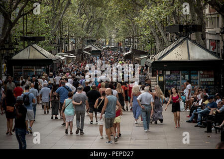 Barcelona, Spanien. 17. Aug 2018. August 17, 2018 - Barcelona, Katalonien, Spanien - Menschen gehen Las Ramblas von Barcelona in den ersten Jahrestag der Terroranschläge im vergangenen Jahr, dass 16 Menschen getötet und verletzt mehr als 120 Wenn zwei Fahrzeuge in die Massen gestuerzt. Credit: Jordi Boixareu/Alamy leben Nachrichten Stockfoto