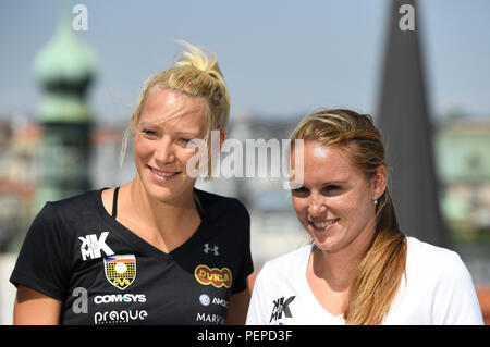 Tschechische Beachvolleyball Spieler Kristyna Hoidarova Kolocova (rechts) stellt während einer Pressekonferenz am Ende ihrer Karriere, in Prag, Tschechische Republik, am 17. August 2018. Auf der linken Seite ist Ihr Player partner Michala Kvapilova gesehen. (CTK Photo/Michal Krumphanzl) Stockfoto