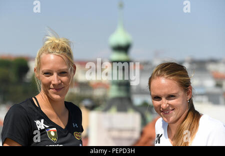 Tschechische Beachvolleyball Spieler Kristyna Hoidarova Kolocova (rechts) stellt während einer Pressekonferenz am Ende ihrer Karriere, in Prag, Tschechische Republik, am 17. August 2018. Auf der linken Seite ist Ihr Player partner Michala Kvapilova gesehen. (CTK Photo/Michal Krumphanzl) Stockfoto