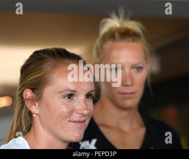 Tschechische Beachvolleyball Spieler Kristyna Hoidarova Kolocova (links) ist während einer Pressekonferenz am Ende ihrer Karriere, in Prag, Tschechische Republik, am 17. August 2018. Auf der rechten Seite ist Ihr Player partner Michala Kvapilova gesehen. (CTK Photo/Michal Krumphanzl) Stockfoto