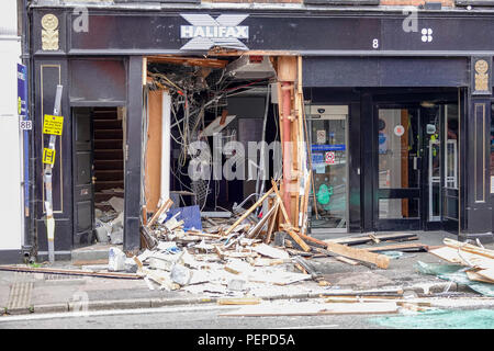 West Street, Farnham. 17. August 2018. Ram Räuber schlug wieder in south west Surrey über Nacht. Sie fuhren ein JCB in das Halifax Building Society in Farnham bevor er floh, die mit einer ATM voller Geld. Surrey Polizei hat in Anwesenheit den ganzen Tag heute. Credit: James Jagger/Alamy leben Nachrichten Stockfoto