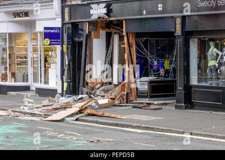 West Street, Farnham. 17. August 2018. Ram Räuber schlug wieder in south west Surrey über Nacht. Sie fuhren ein JCB in das Halifax Building Society in Farnham bevor er floh, die mit einer ATM voller Geld. Surrey Polizei hat in Anwesenheit den ganzen Tag heute. Credit: James Jagger/Alamy leben Nachrichten Stockfoto