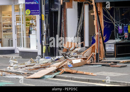 West Street, Farnham. 17. August 2018. Ram Räuber schlug wieder in south west Surrey über Nacht. Sie fuhren ein JCB in das Halifax Building Society in Farnham bevor er floh, die mit einer ATM voller Geld. Surrey Polizei hat in Anwesenheit den ganzen Tag heute. Credit: James Jagger/Alamy leben Nachrichten Stockfoto