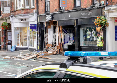 West Street, Farnham. 17. August 2018. Ram Räuber schlug wieder in south west Surrey über Nacht. Sie fuhren ein JCB in das Halifax Building Society in Farnham bevor er floh, die mit einer ATM voller Geld. Surrey Polizei hat in Anwesenheit den ganzen Tag heute. Credit: James Jagger/Alamy leben Nachrichten Stockfoto