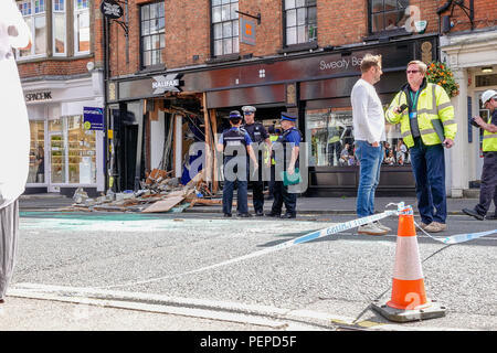 West Street, Farnham. 17. August 2018. Ram Räuber schlug wieder in south west Surrey über Nacht. Sie fuhren ein JCB in das Halifax Building Society in Farnham bevor er floh, die mit einer ATM voller Geld. Surrey Polizei hat in Anwesenheit den ganzen Tag heute. Credit: James Jagger/Alamy leben Nachrichten Stockfoto